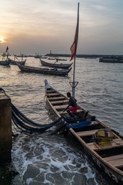 Accra;-Ghana;-Jamestown;-fishing-harbour;-fisherman;-fishing-net;-pirogue;-flag;-silhouette;-backlight;-sunrise;-raking-light;-artisanal-fishing;-fishing-community;-Gulf-of-Guinea;-West-Africa;-historic-district;-documentary-photography;-Kaleidos;-Kaleidos-images;-La-parole-à-limage;-Stories-Pictures;-Tarek-Charara